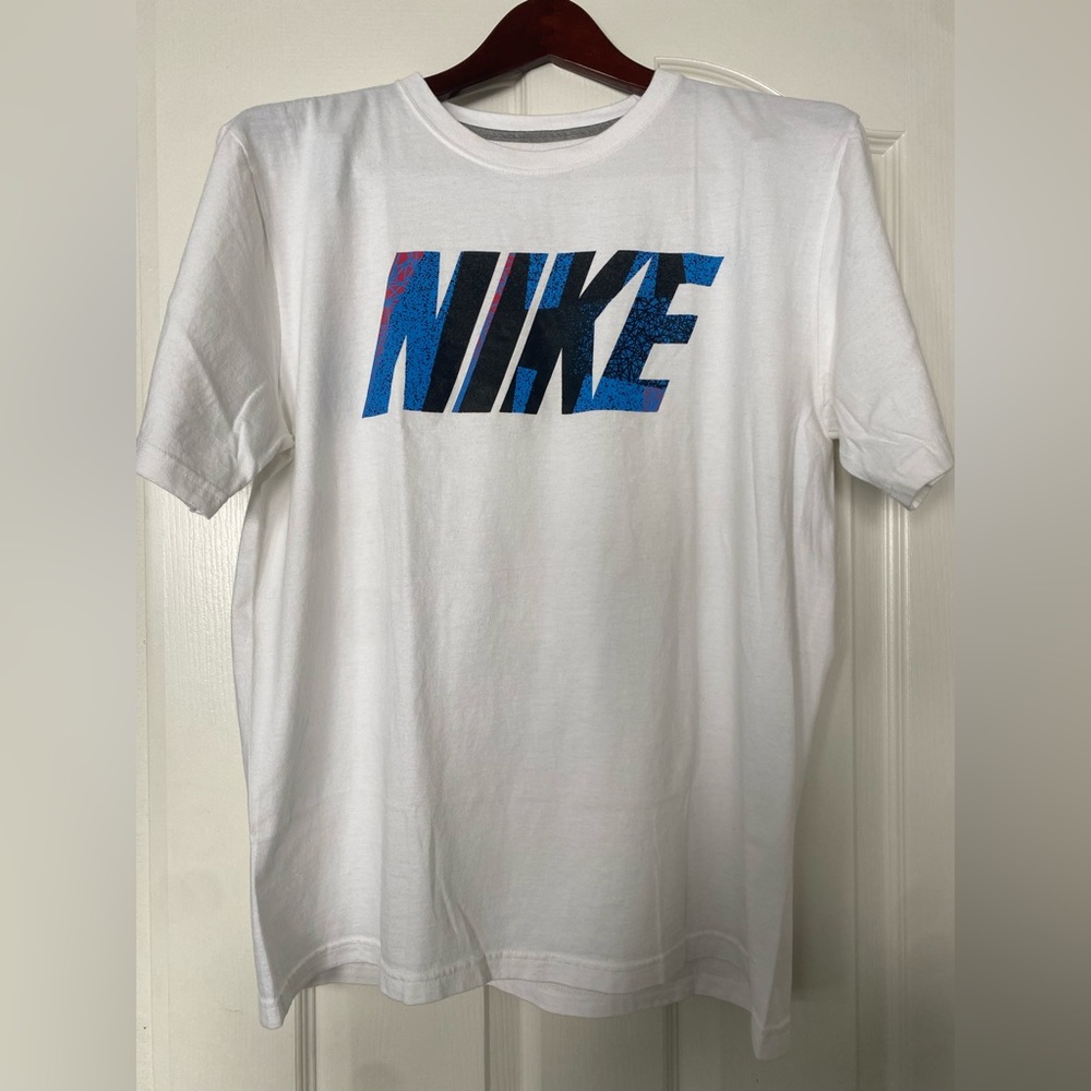 White, Large, Nike short sleeve shirt.